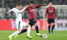 开云APP-汉诺威球员突破对手取得胜利