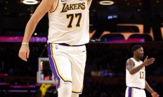 开云官网-NBA季前赛拉开帷幕，湖人vs快船迎来对决的简单介绍