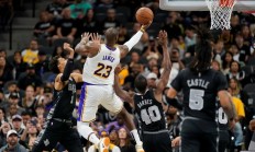 开云体育登录-詹姆斯再砍40+，湖人轻松击败马刺