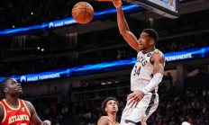 开云体育官方网站-包含雄鹿略胜老鹰，锁定东部季后赛第一种子的词条