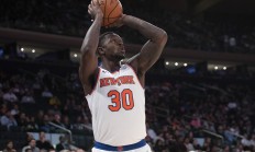 开云体育下载-尼克斯遭遇惨败，朱利亚斯·兰德尔全场16分10篮板