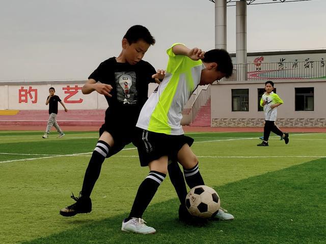 足球比赛中球员们的奋勇拼搏打动人心