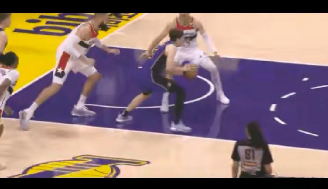 艾弗森威震全场，率领球队压倒对手的简单介绍