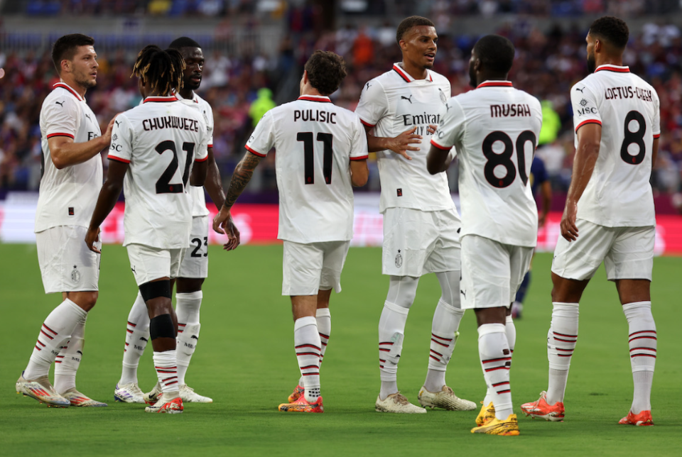 包含国外友谊赛将举行，球队备战热火朝天的词条