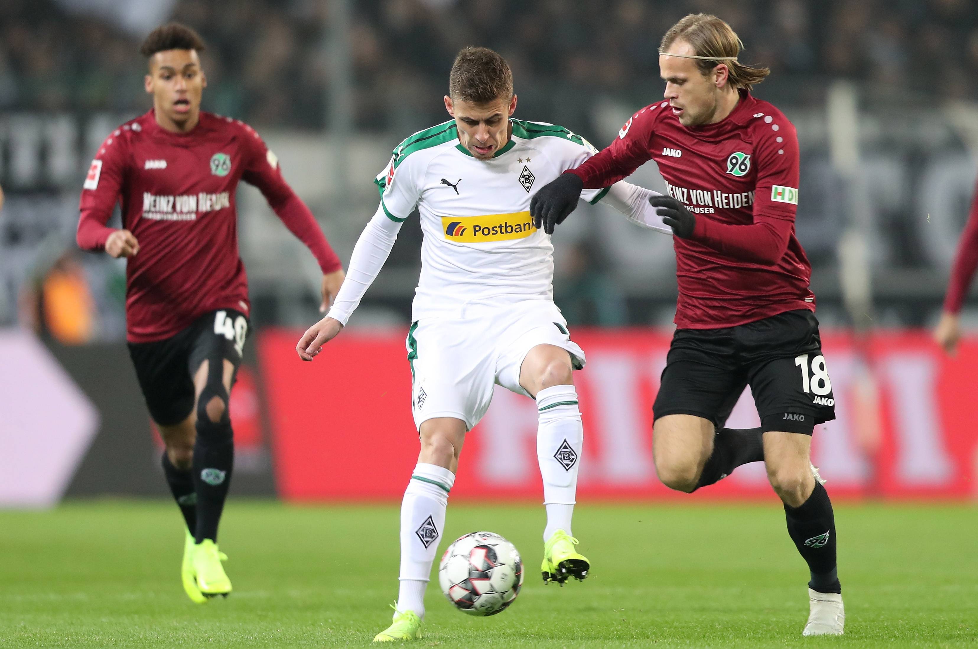 包含沙尔克04主场失利，状态低迷难振的词条