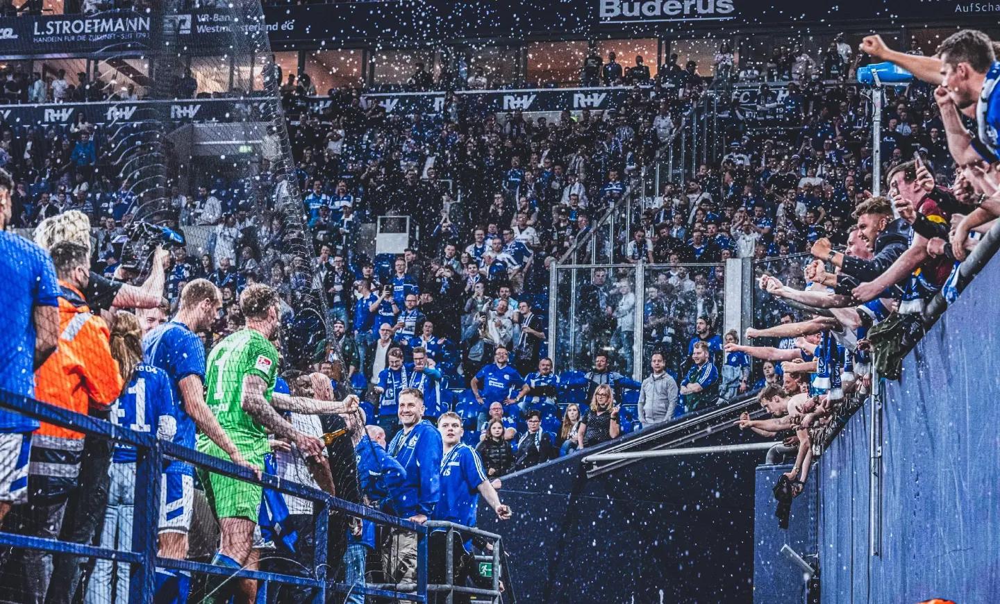 欧洲足球赛场激情四射，球队开启狂欢的简单介绍