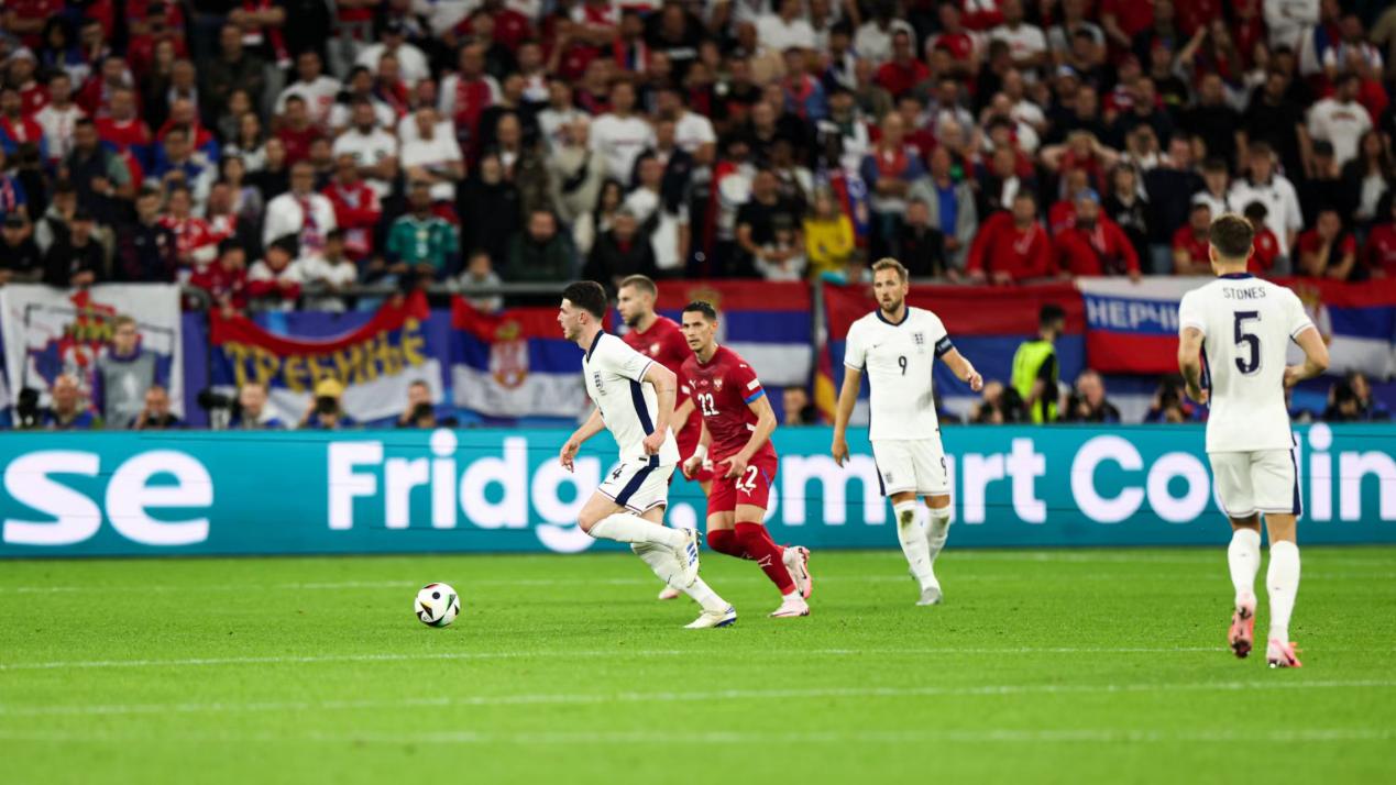 欧洲足球赛场激情四射，球队开启狂欢的简单介绍