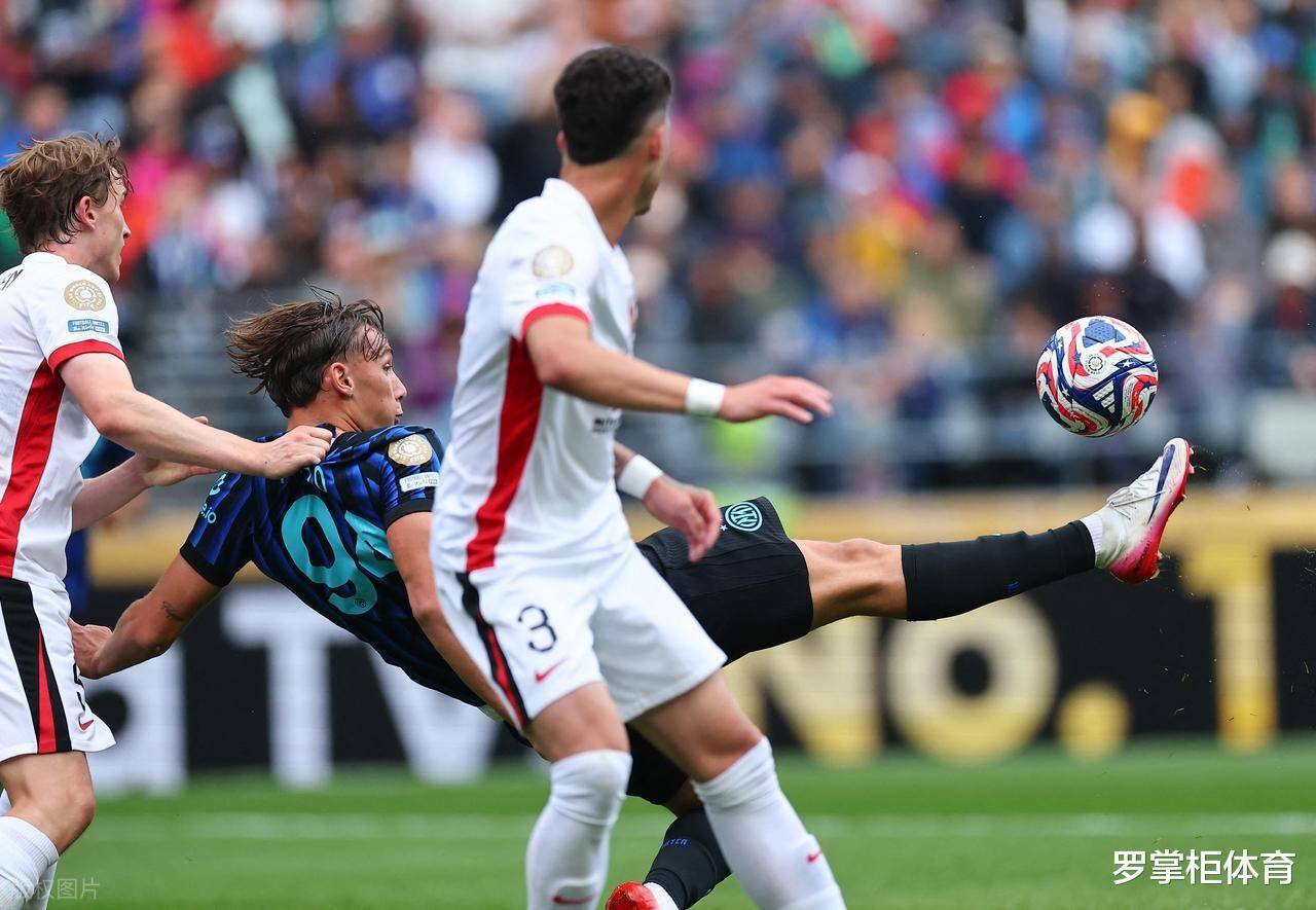 一支球队在昨晚比赛中爆发,成功逆转比分取得胜利 一支球队在昨晚比赛中爆发,成功逆转比分取得胜利