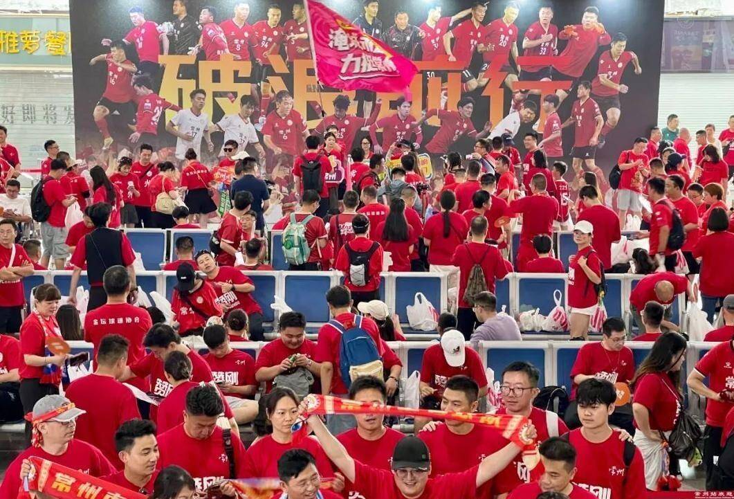 实力对决：国内足球赛事激情上演