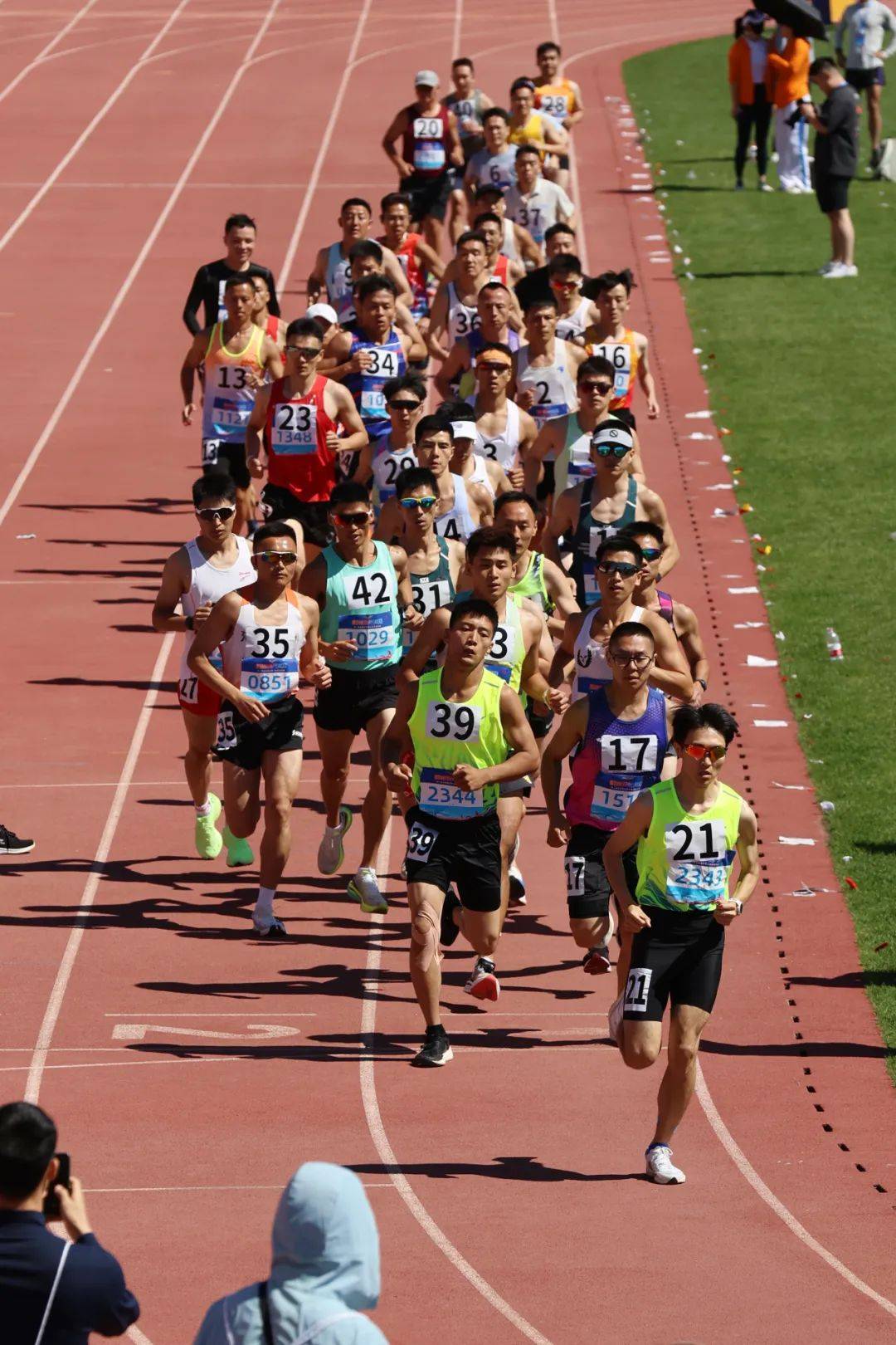 田径决赛瞬息万变，选手拼尽全力