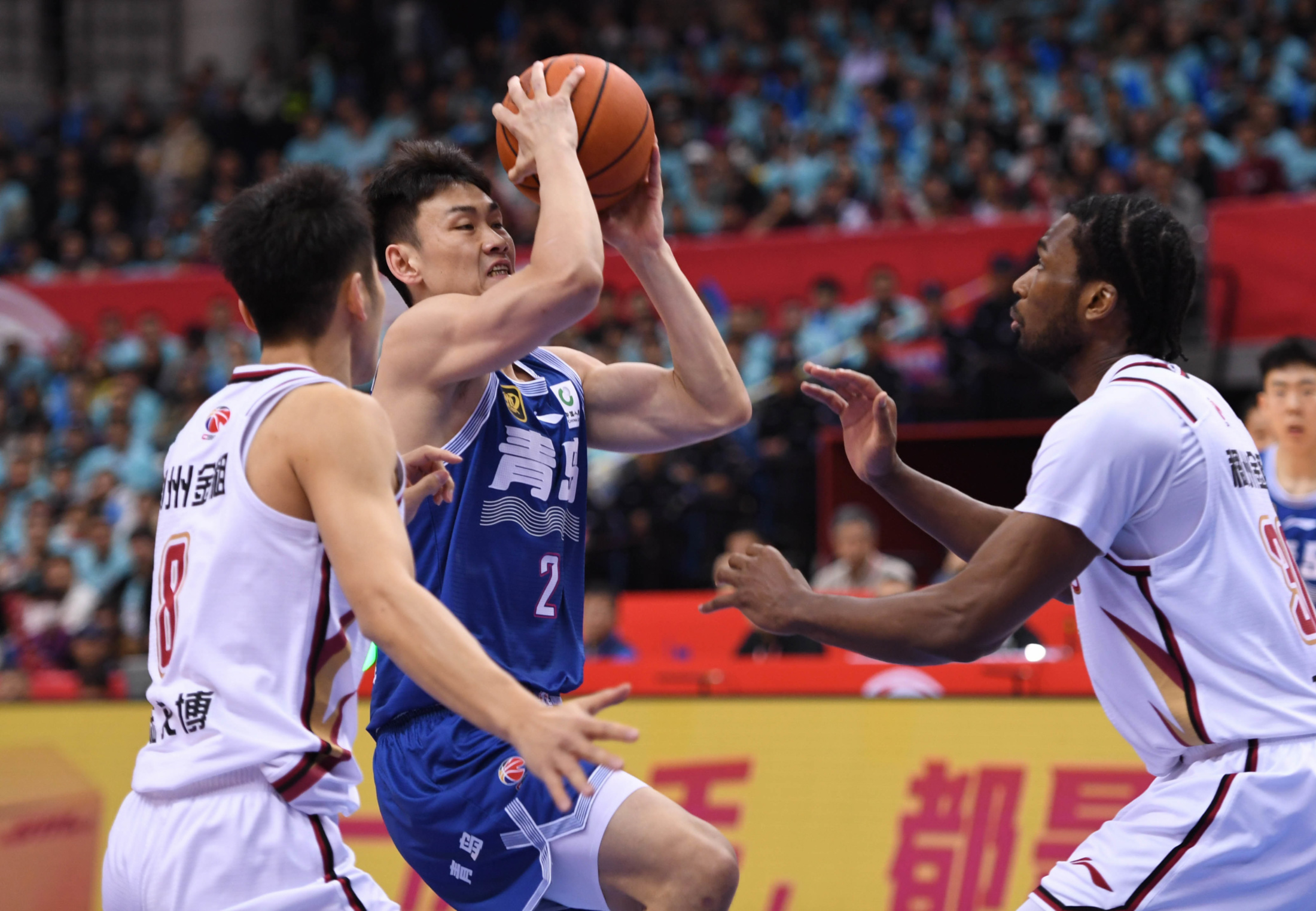 青岛队主场失利,球队士气低迷难翻盘 青岛队主场失利,球队士气低迷难翻盘