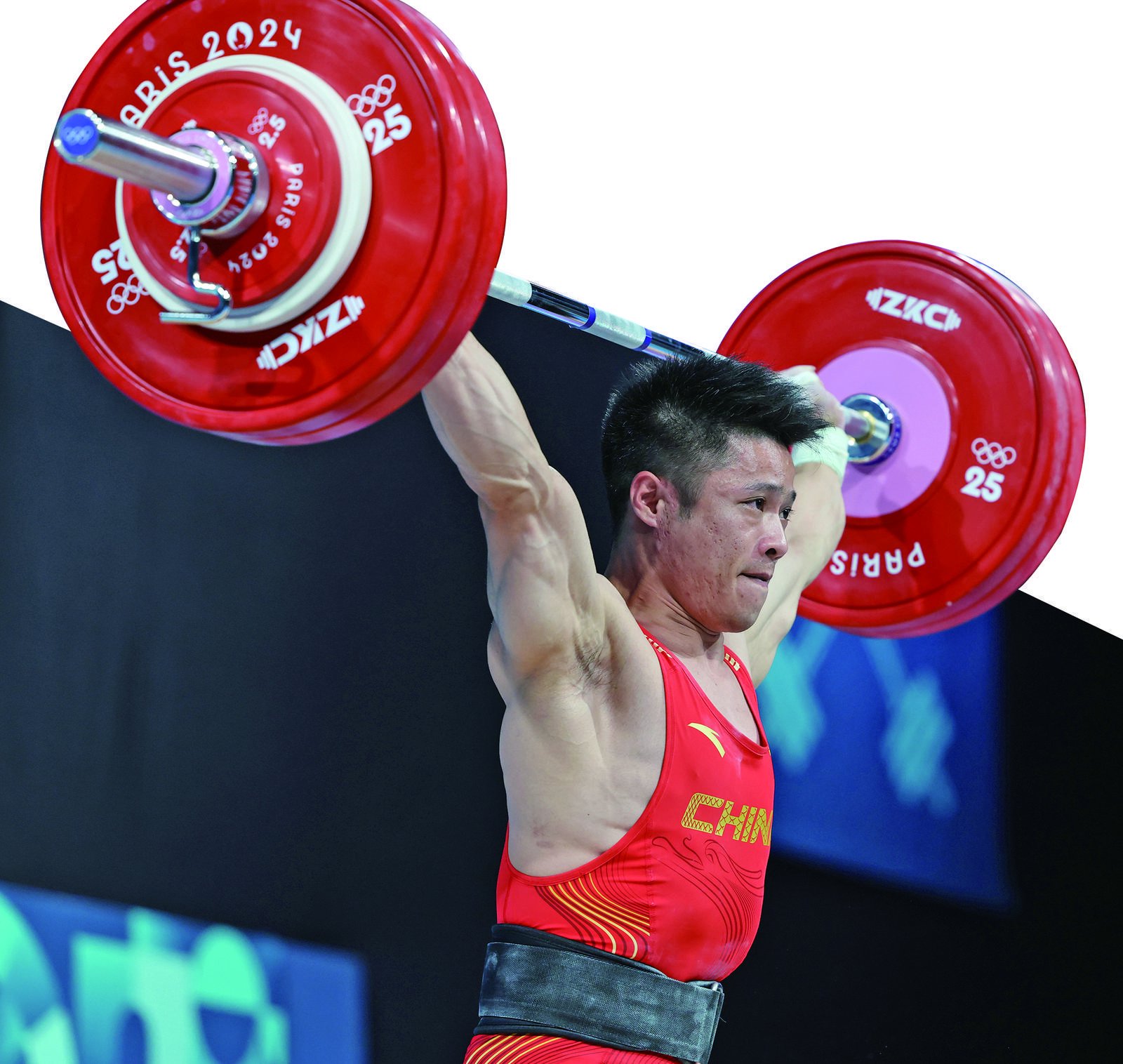 举重选手在竞争中呈现出强劲实力