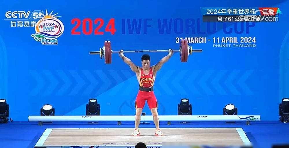 举重选手在竞争中呈现出强劲实力