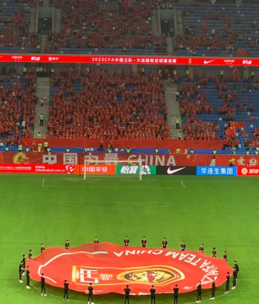 国内足球联赛场面火爆，球迷激情喷涌的简单介绍