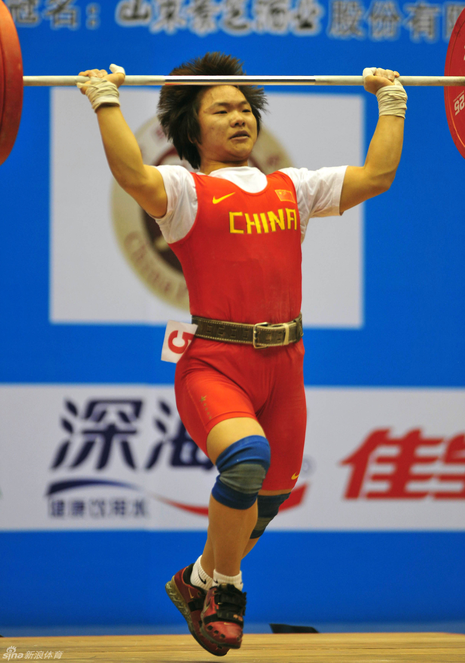 举重双项赛中出现逆袭，选手突围夺冠