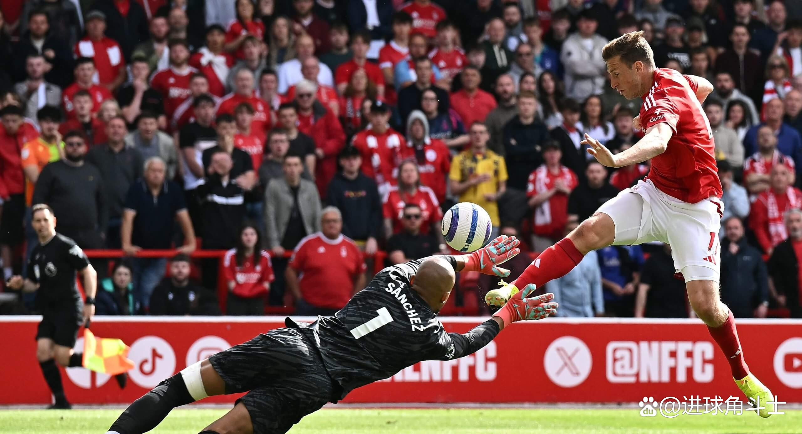 汉诺威球员突破对手取得胜利