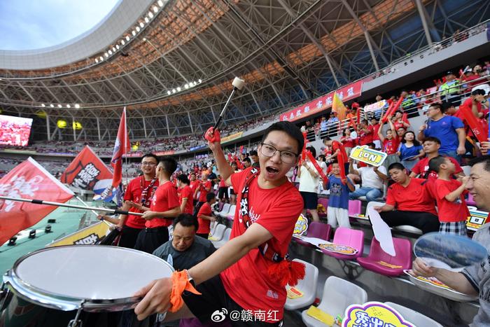 包含赛场气氛热闹非凡，球迷热情高涨助威的词条