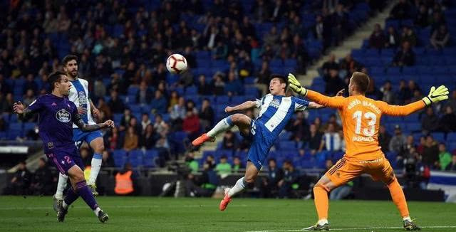 罗马主场爆冷逆转皇家社会,引发球迷狂欢 罗马主场爆冷逆转皇家社会,引发球迷狂欢