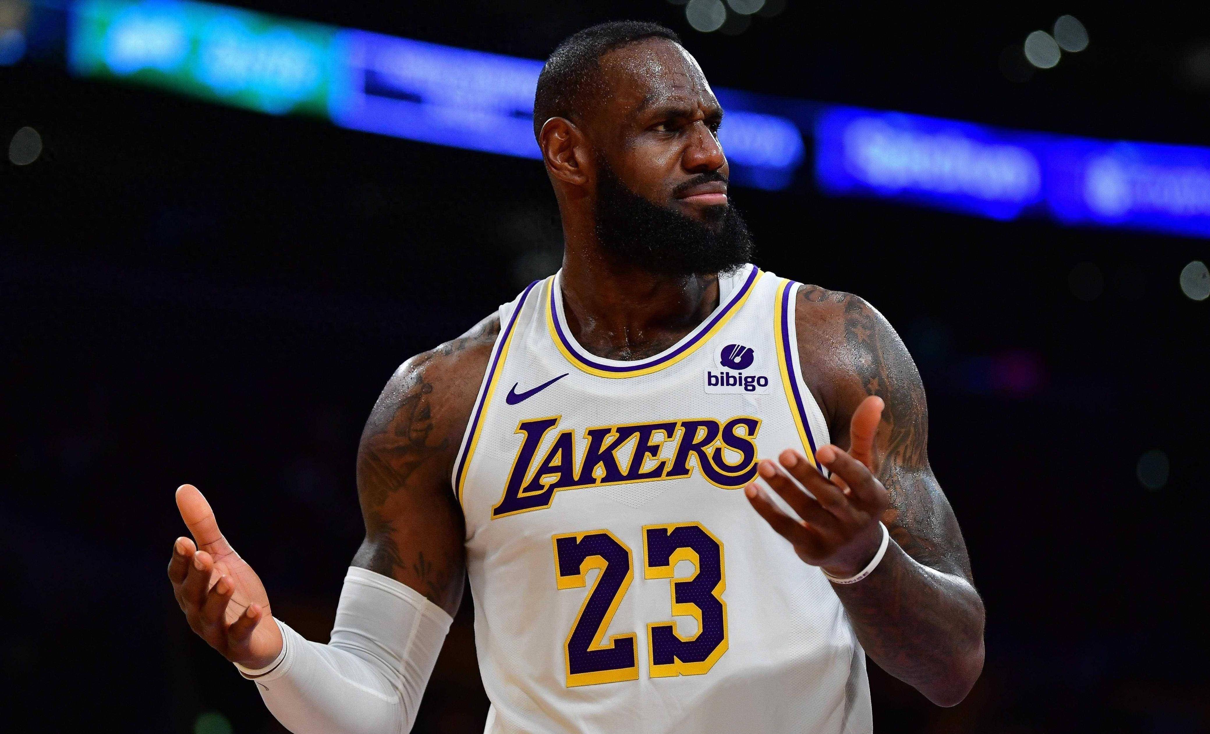 勇士队主场大胜湖人,库里发挥出色 勇士队主场大胜湖人,库里发挥出色