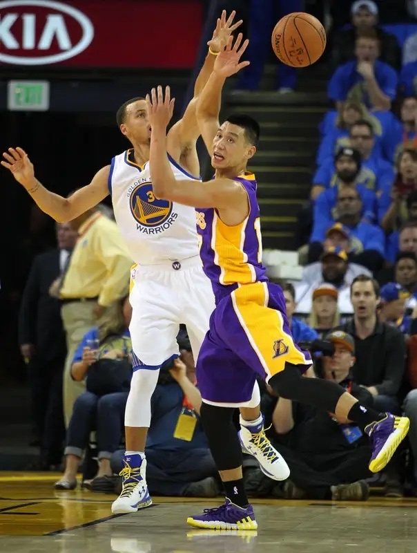 勇士队主场大胜湖人,库里发挥出色 勇士队主场大胜湖人,库里发挥出色