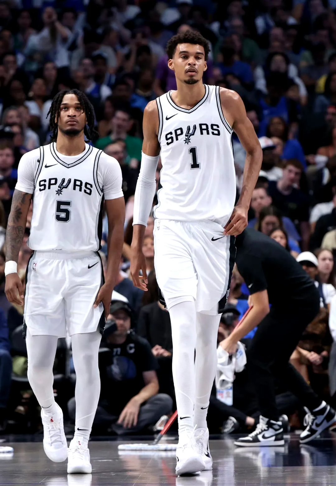 马刺队老将重伤告别赛季,球队冲击季后赛生机渺茫 马刺队老将重伤告别赛季,球队冲击季后赛生机渺茫