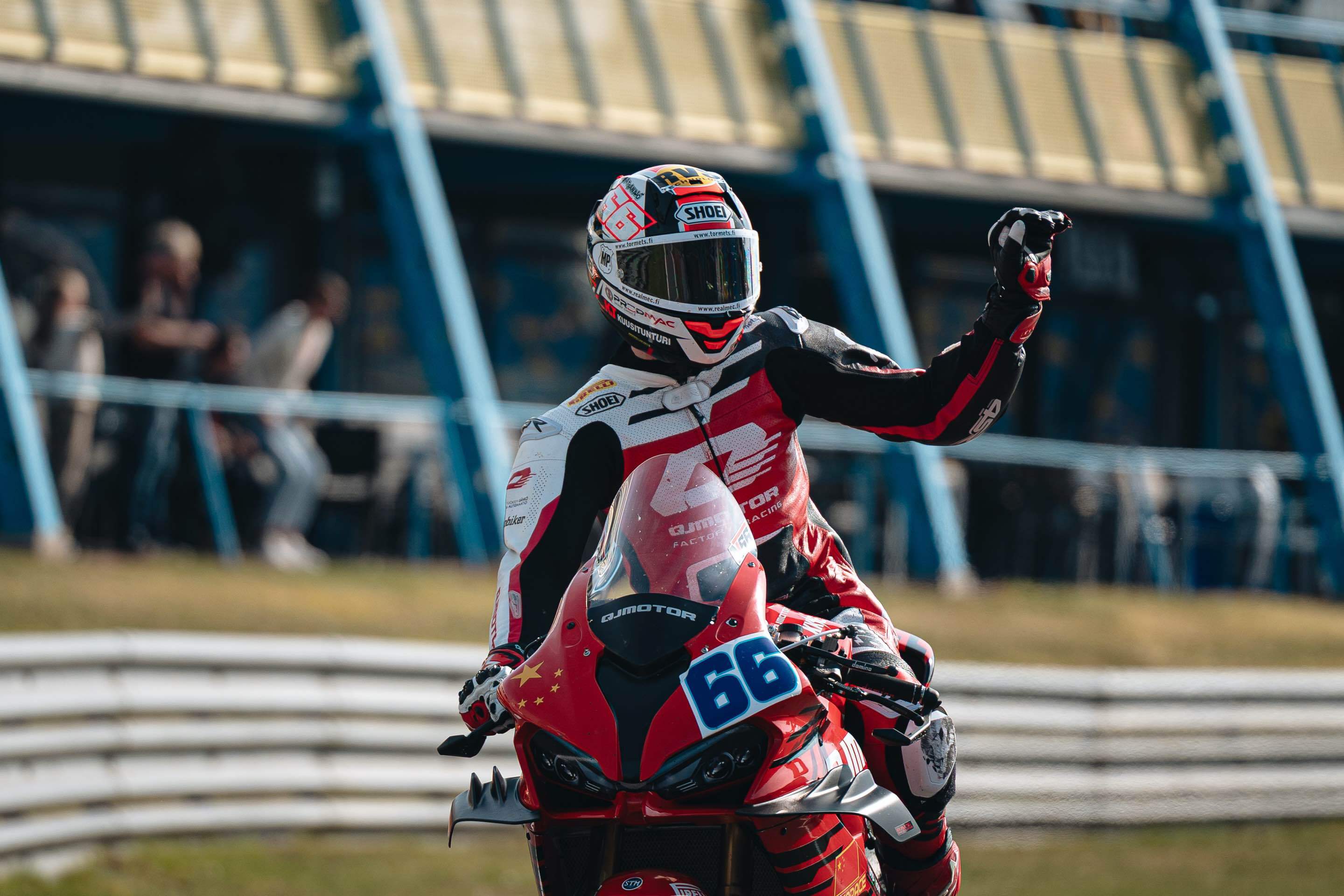 荷兰自行车选手飙速夺冠，实力超群