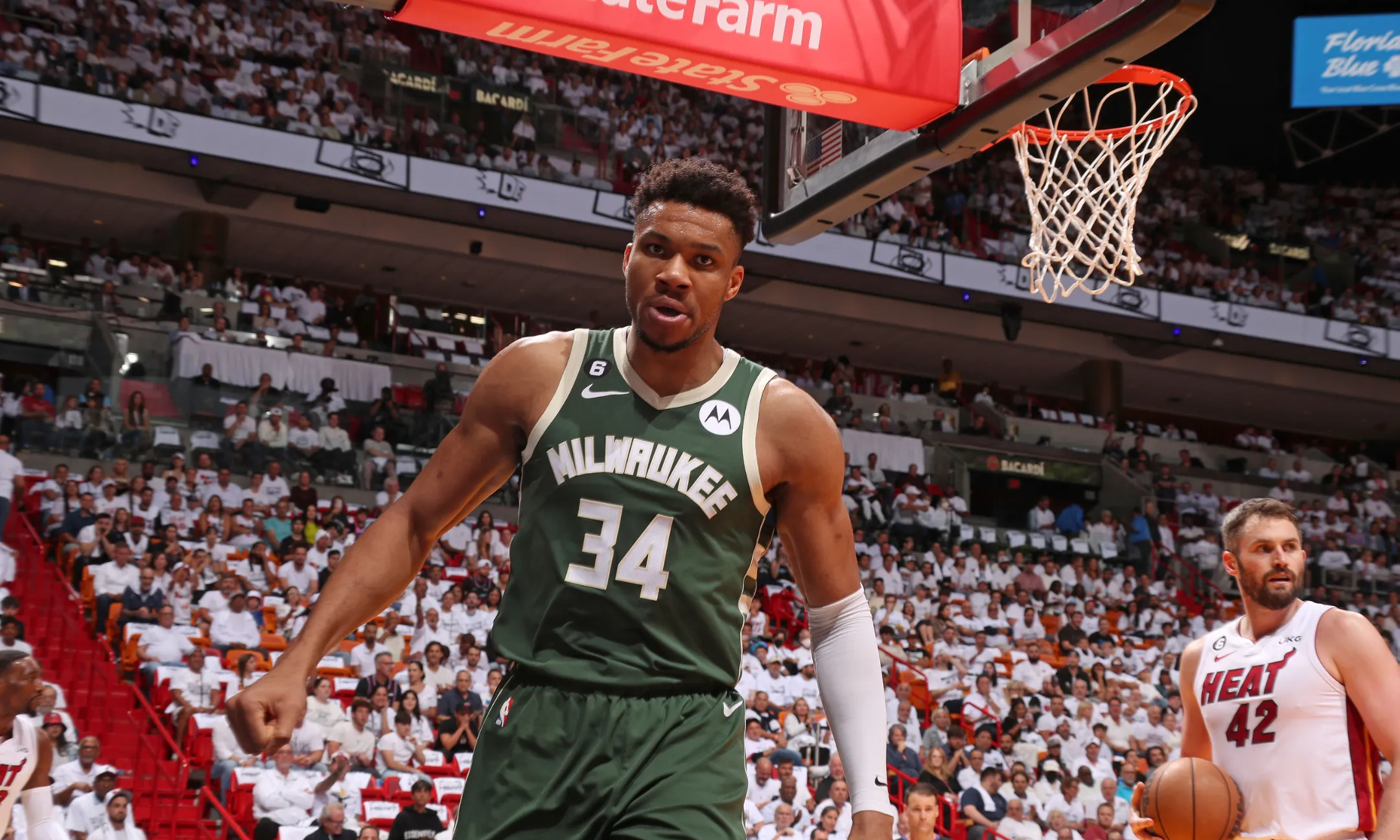 包含雄鹿主场胜骑士，字母哥暴走29+14的词条