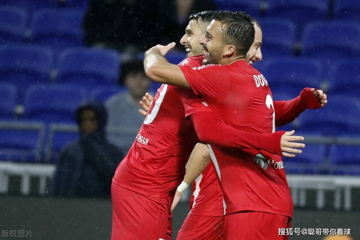 里昂突破困境连胜提高士气，球员笑逐颜开