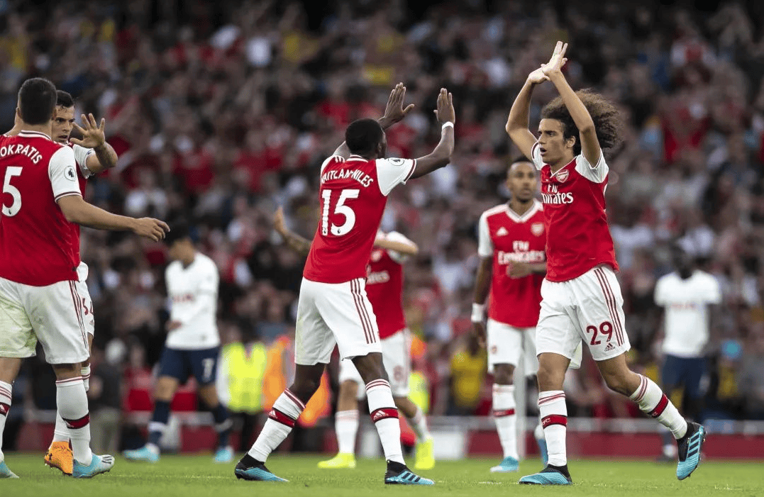 足球舞台上的激情碰撞，燃烧全场！