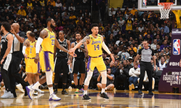 马刺横扫深圳队，浓眉哥扛起全队的简单介绍