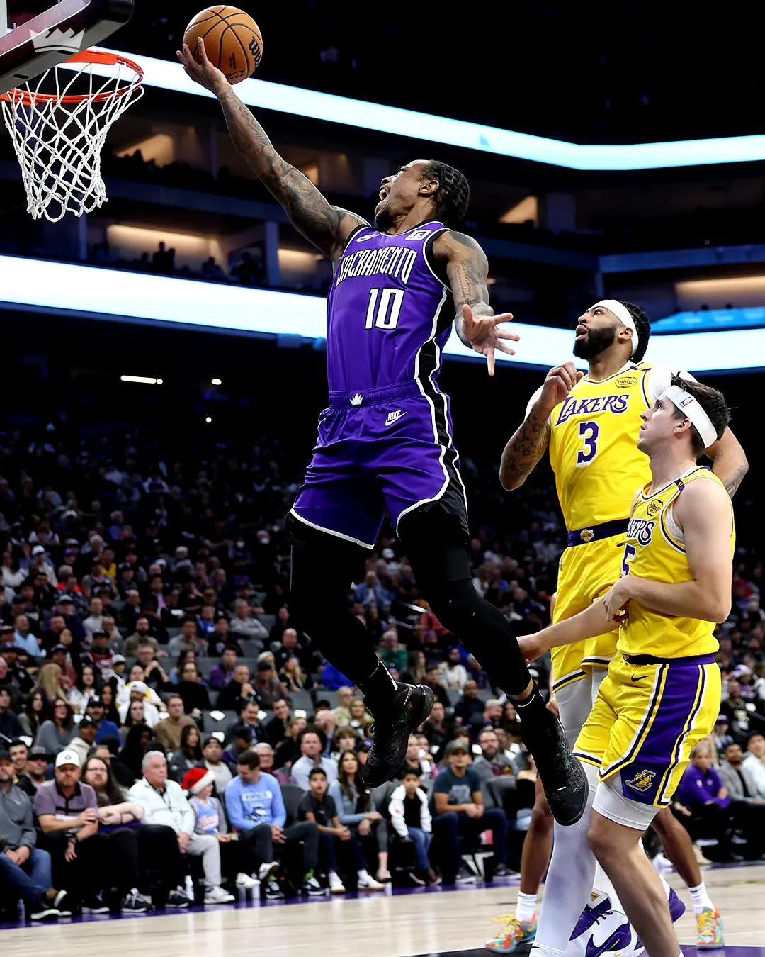 湖人鏖战马刺,利拉德统治全场 湖人鏖战马刺,利拉德统治全场